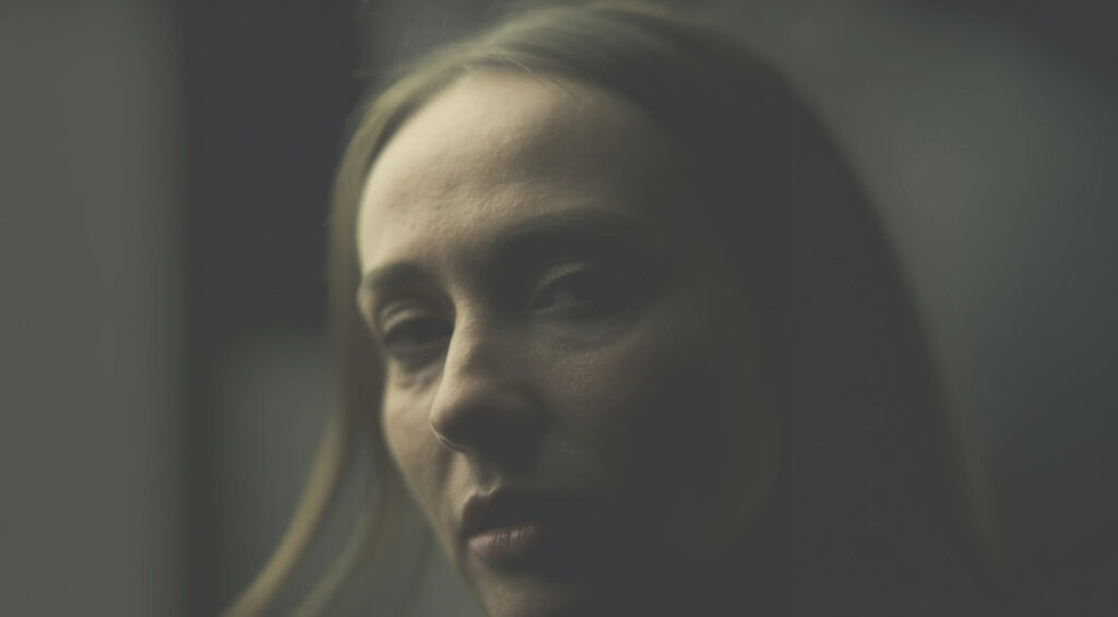 Retrato oscuro de una mujer perturbadora.