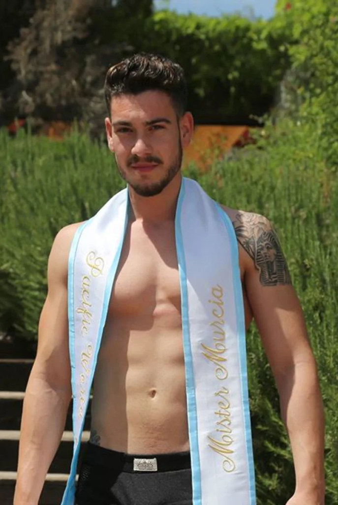 Imagen de Vicente Hernández con la banda de Mister Pacific Wolrd 2017.