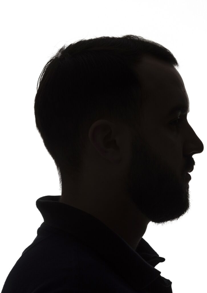 Imagen de una silueta de un hombre en blanco y negro, ya que no hay imagenes de Santi porque es menor de edad.