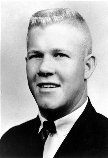 Fotografía en blanco y negro de Charles Whitman, mirando a cámara y sonriendo.