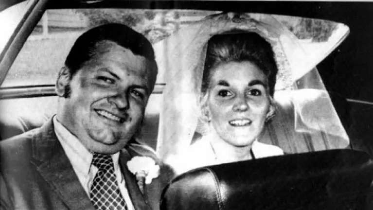Foto de John Gacy el día de la boda con Marlynn Myers.