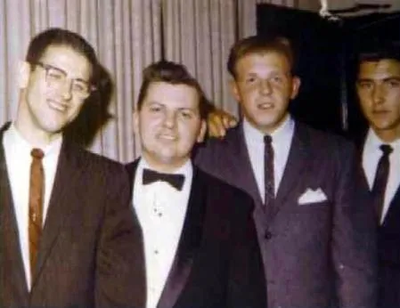 Foto de John Gacy con 18 años junto a un grupo de amigos.