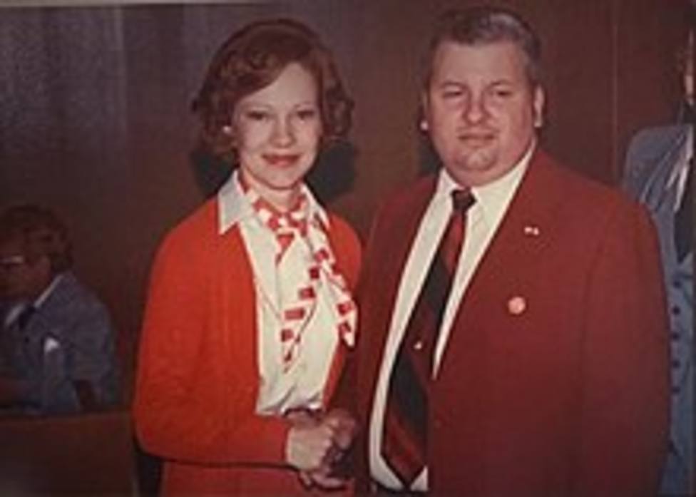 Foto de John Gacy dandole la mano a la primera dama Rosalynn Carter.