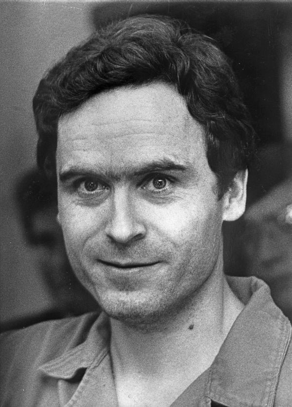 Fotografía en blanco y negro de Ted Bundy, mirando fijamente a cámara en uno de sus juicios.