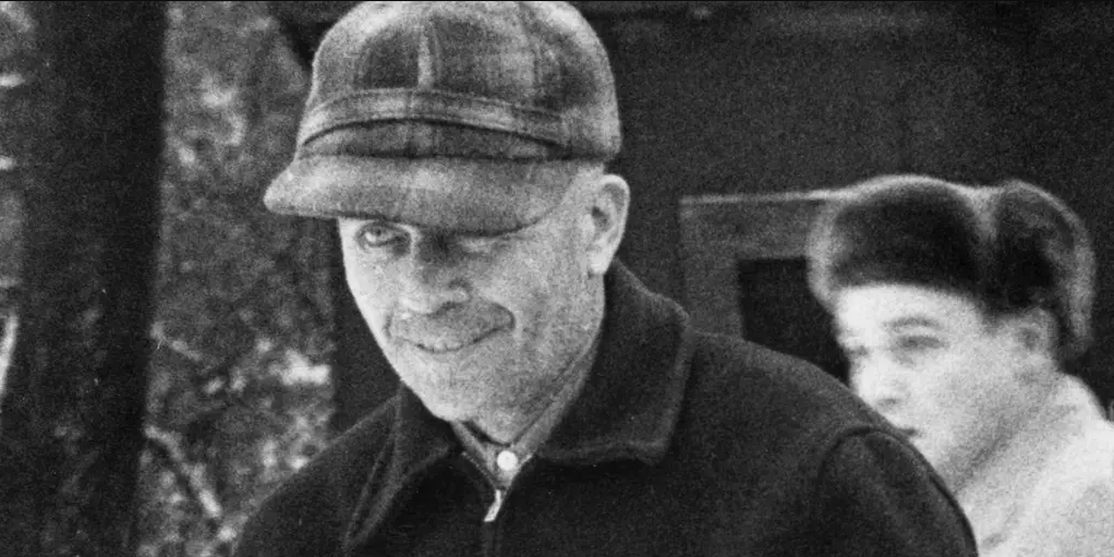En la imagen se ve a Ed Gein siendo detenido y con una mirada siniestra.