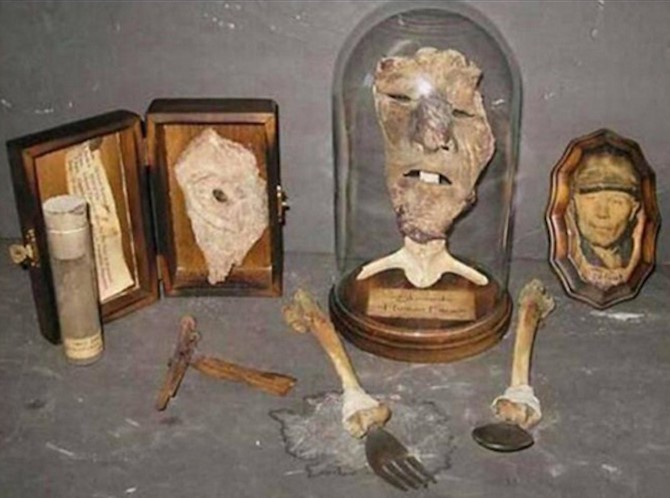 Imagen de varios objetos que se conservan de la casa de Ed Gein. Una cara, unos cubiertos de huesos, un pezón y una foto de Ed.