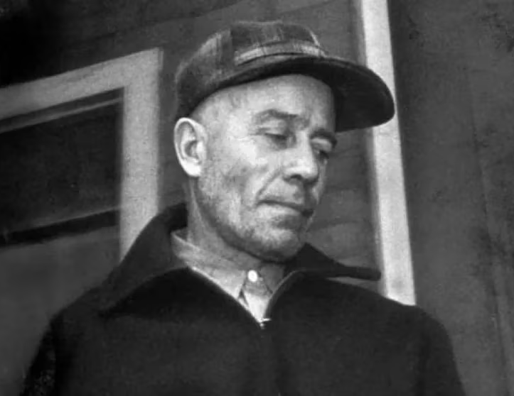 Imagen en blanco y negro de Ed Gein mirando hacia un lado. 